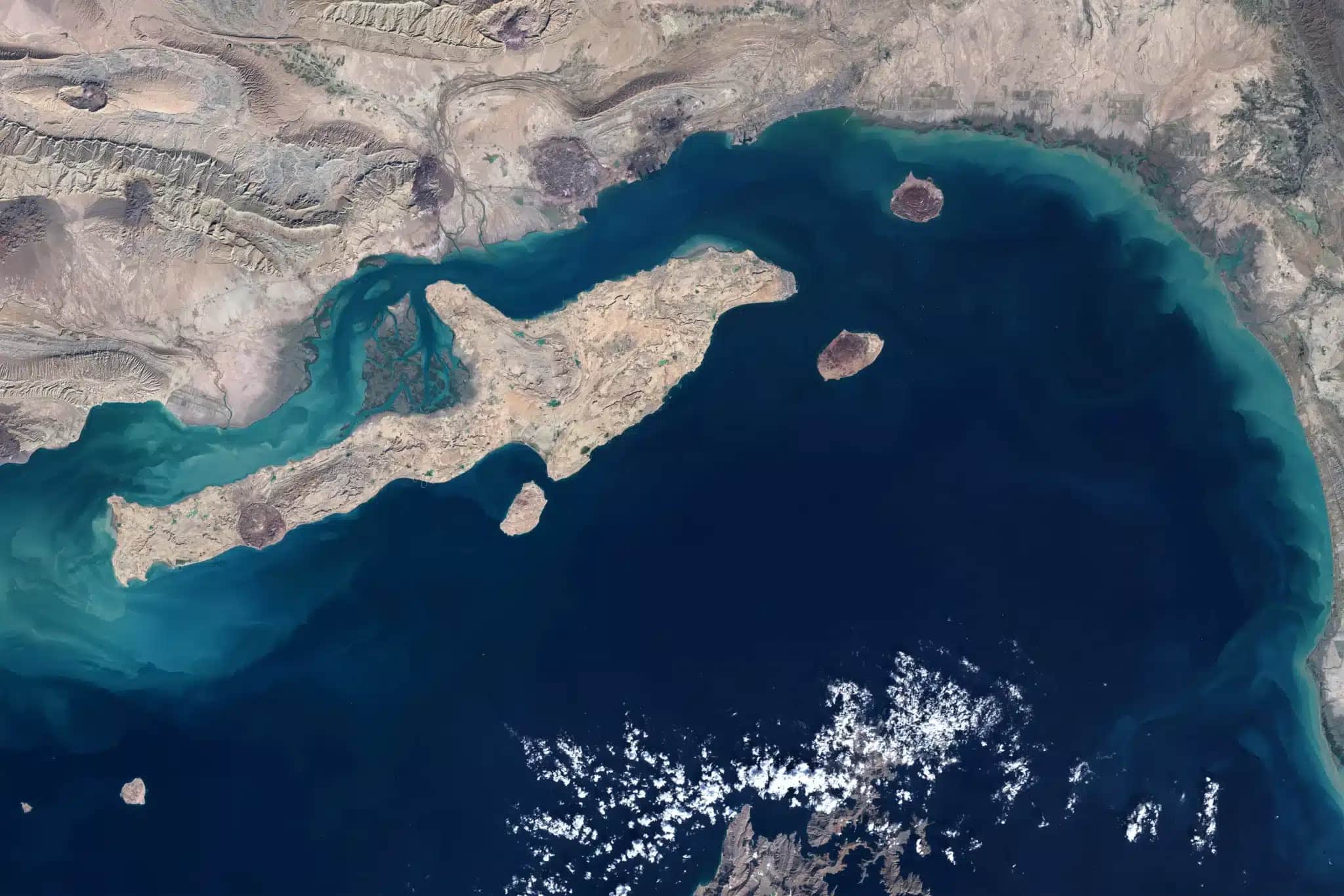 Tensão em Ormuz afeta o petróleo: Futuros sobem, mas fluxo físico cai drasticamente!