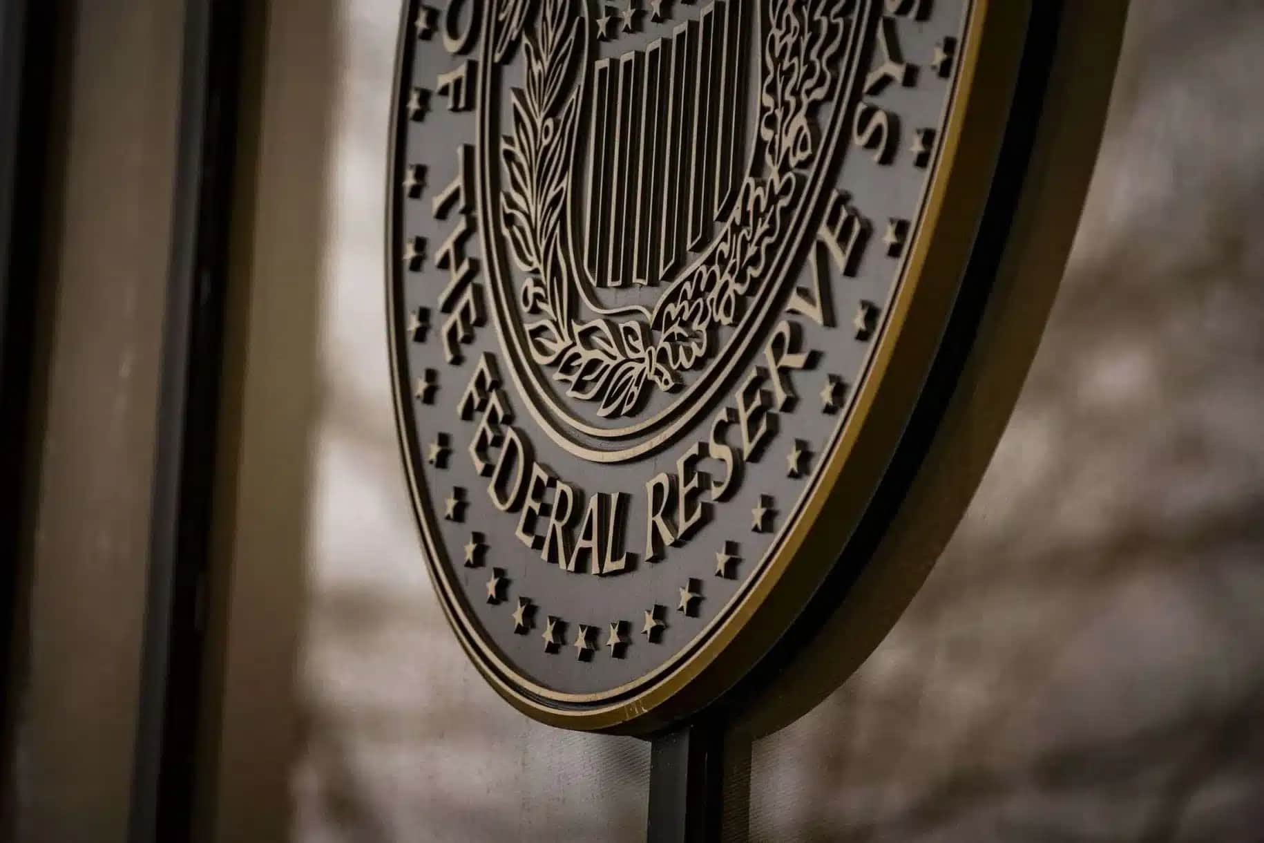 Fed aponta expansão cautelosa nos EUA: o que o conflito no Oriente Médio revela?