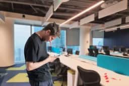 “Tech neck”: Como os hábitos digitais sobrecarregam sua coluna cervical? Saiba mais!