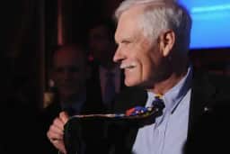 Ted Turner: Como ele moldou as finanças corporativas com ativos e mídia?