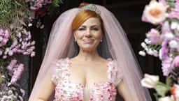 Vestido de noiva de Aldeíde em “Vale Tudo” é monocromático