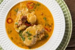 Segredos do Caldo de Mocotó: Como essa receita brasileira nutre e aquece a alma?