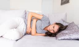 Menarca na adolescência: o que as variações hormonais causam e quando se preocupar?