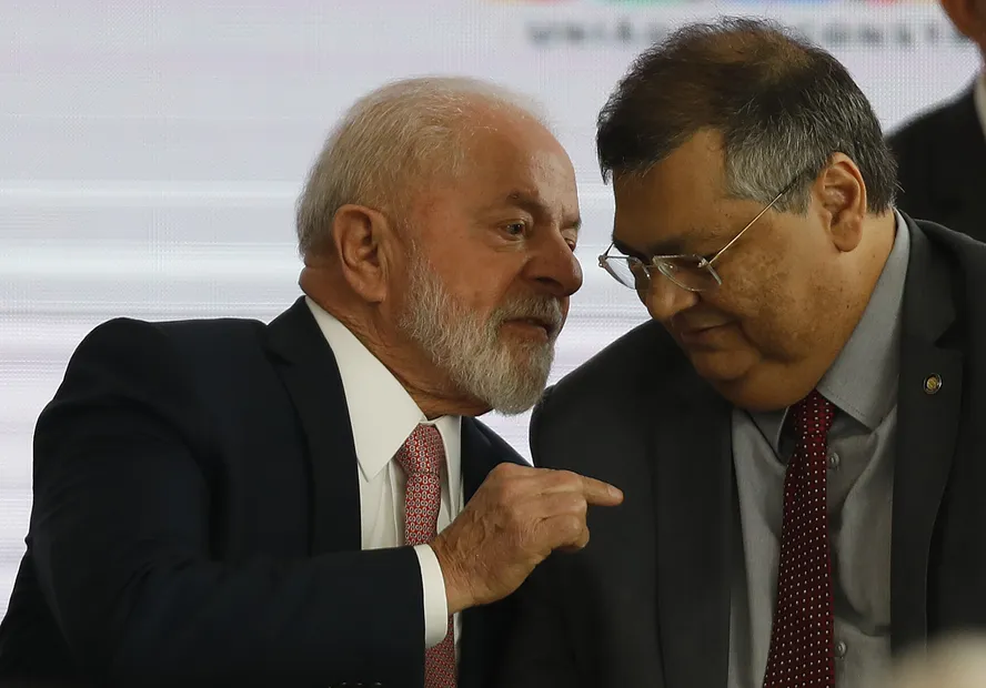 Deputados da base de Lula solicitam impeachment de Dino por suas conexões com agendas relacionadas ao tráfico