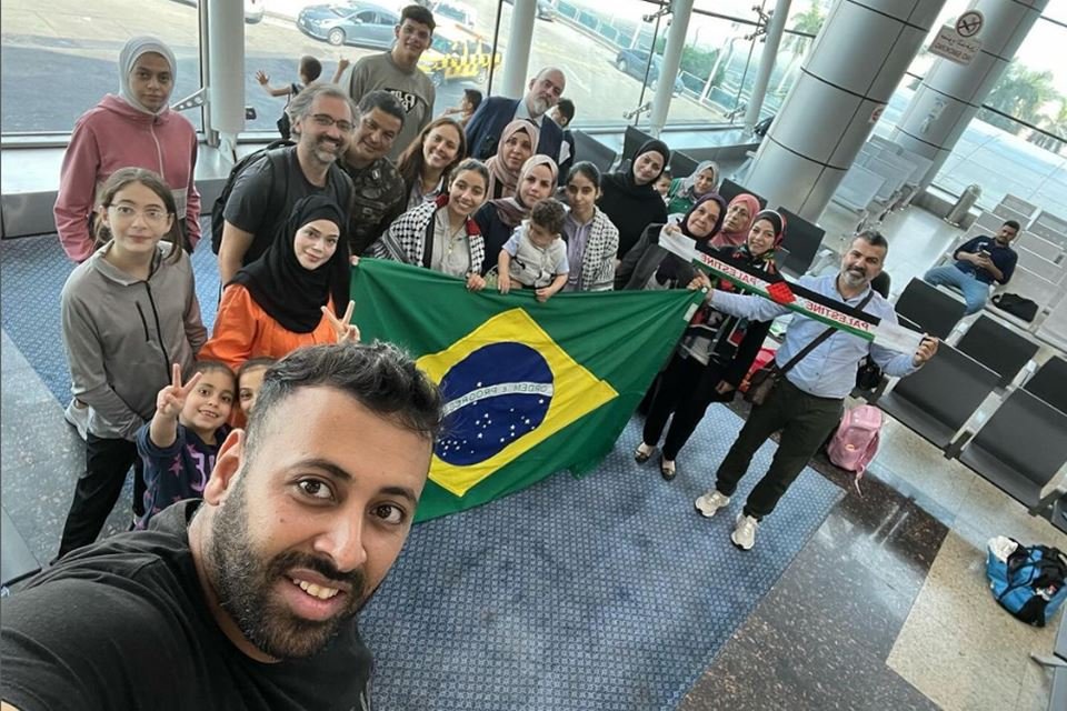 Pessoas vindas da Faixa de Gaza desembarcam no aeroporto do Egito