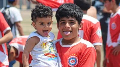 Imagem do post Jogador de 14 anos do Argentinos Juniors morre durante jogo de torneio infantil