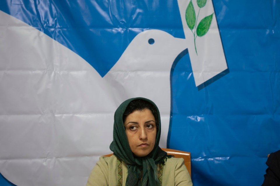 Mulher iraniana, premiada com Nobel da Paz, inicia greve de fome na prisão