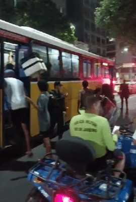 Imagem do post A polícia do RJ prendeu mais de cem pessoas por bagunça nas praias