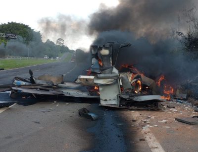 Imagem do post Ladrões explodiram um carro de dinheiro e espalharam notas na estrada