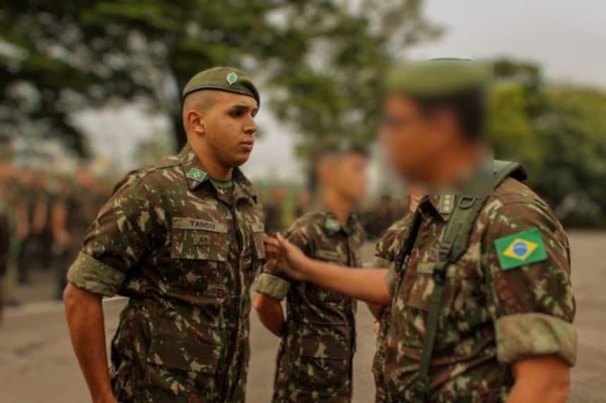 Quem é o soldado suspeito de transportar as armas roubadas do Exército?