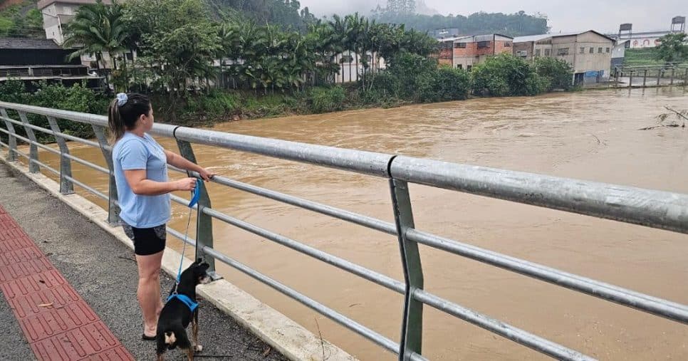 Alerta: A chuva intensa retorna às cabeceiras do rio Itajaí-Mirim e aumenta nível da água