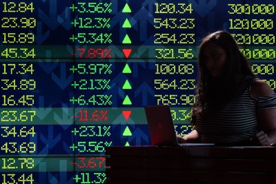 Imagem do post A bolsa aumenta e o dólar cai para R$ 4,89, devido à queda do emprego nos EUA