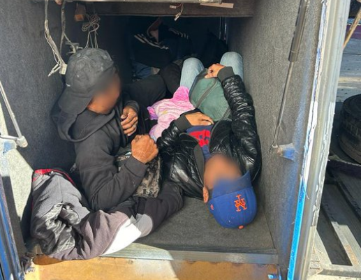 México: 100 imigrantes foram descobertos empilhados em um ônibus de turismo