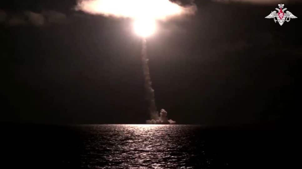 A Rússia testa submarino nuclear e lança míssil intercontinental