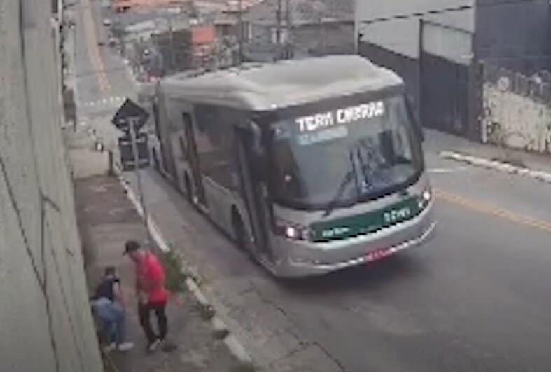 “Motorista de ônibus diz que salvou mulher de ataque sexual”