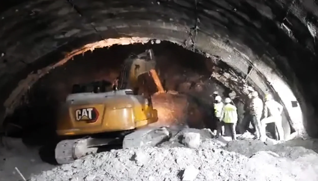 Túnel desmorona na Índia e trabalhadores ficam presos nos escombros