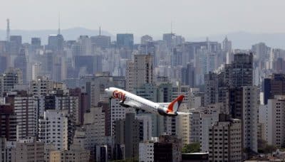 Imagem do post Avião Gol fica preso no asfalto danificado da pista do aeroporto de Congonhas