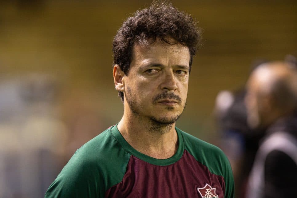 O diretor do Fluminense confirmou acordo com um defensor e discutiu possíveis defecções