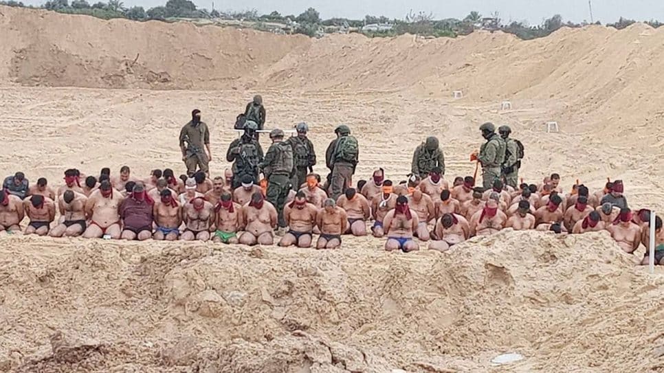 Fotos mostram muitos homens apenas de roupas íntimas sendo presos por soldados de Israel