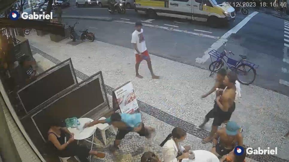 Idoso foi assaltado e agredido por um grupo em Copacabana, que também roubou no Arpoador