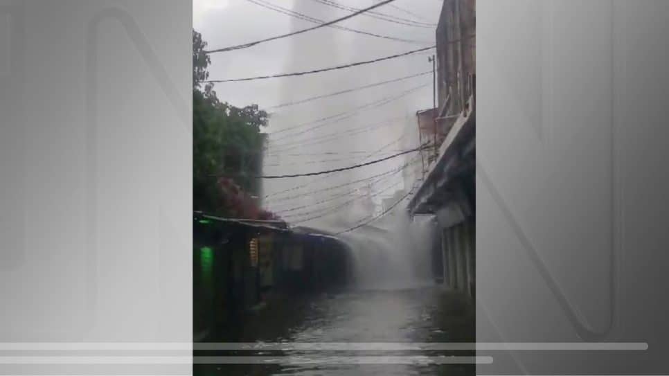 Uma adutora se rompeu na Pavuna, norte do Rio, inundando ruas e cortando o fornecimento de água para residentes