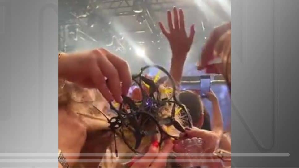 Durante um show do Alok em Florianópolis, um drone ficou preso no cabelo de uma mulher