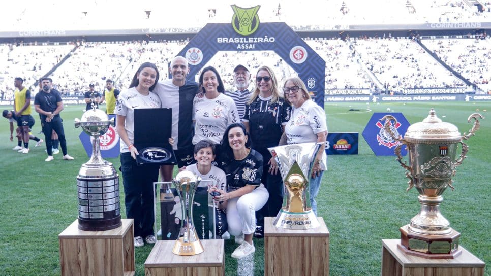 Fábio Santos é homenageado antes do jogo Corinthians x Internacional