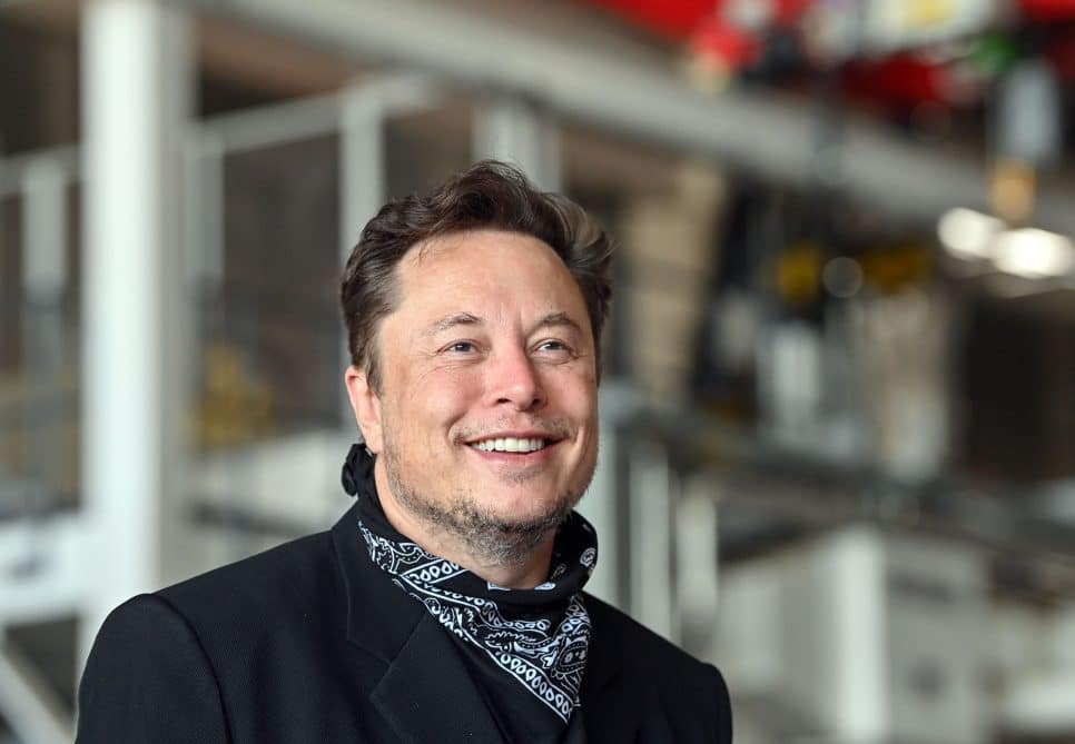 Elon Musk reativa uma conta extremista no “X” que estava suspensa desde 2018
