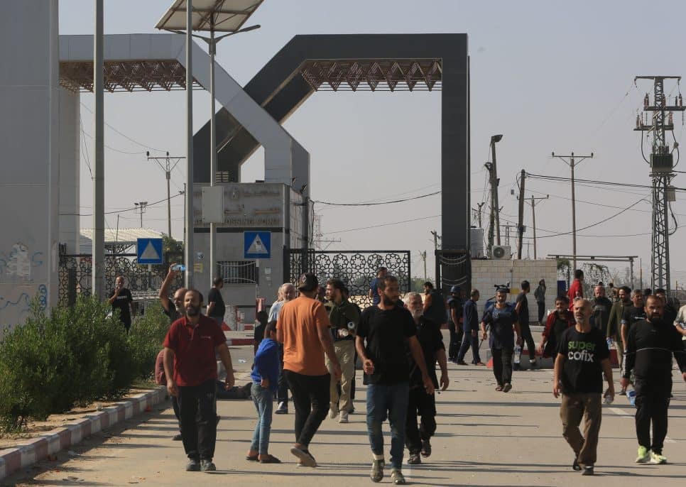 Novas pessoas da Gaza esperam permissão na fronteira com o Egito para voltar para o Brasil