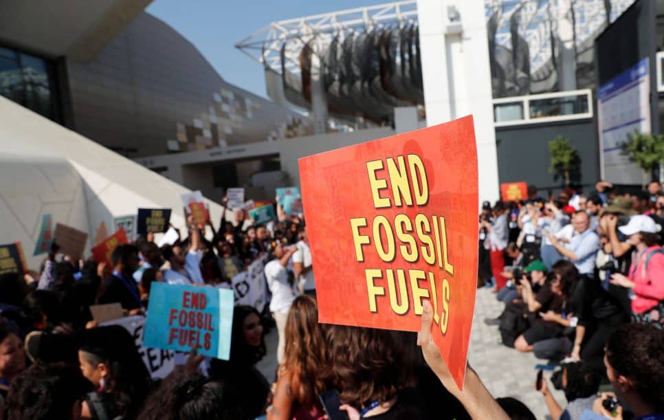 O texto da COP28 sugere pela primeira vez a troca de combustíveis fósseis