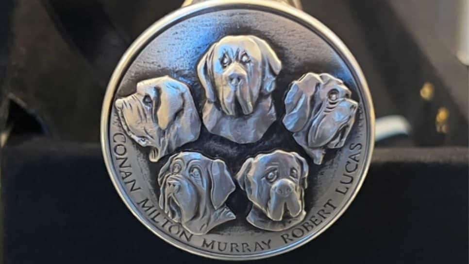 O bastão presidencial de Milei mostra a foto de seus cães clonados