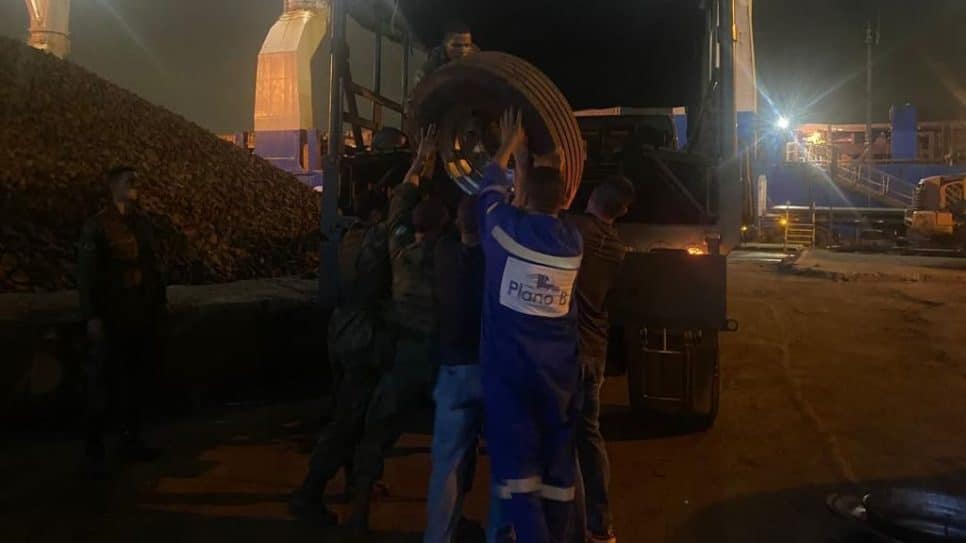 A Polícia Federal apreendeu 160 kg de drogas escondidas em pneus no RJ