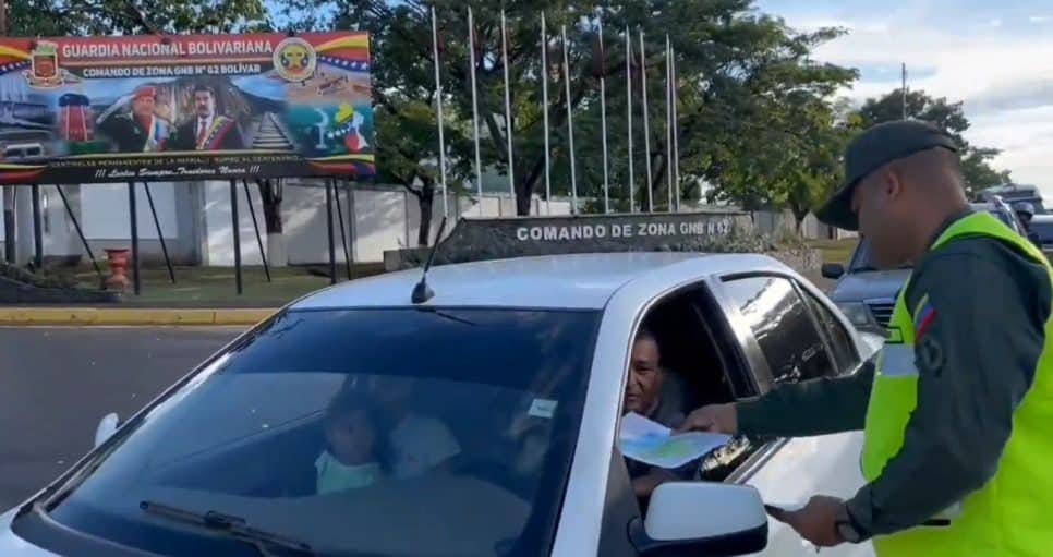 O exército venezuelano está distribuindo mapas para o público com território da Guiana inclusa