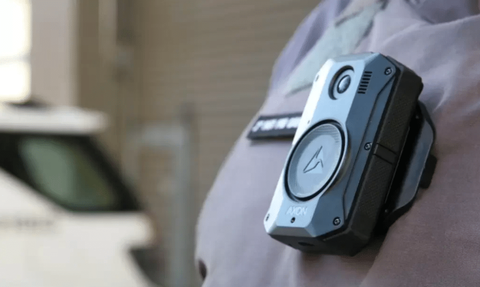 A Bahia compra câmeras corporais para serem usadas no uniforme dos policiais militares
