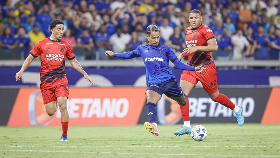 Cruzeiro alcança empate com Athletico-PR, mas permanece em perigo no Brasileirão