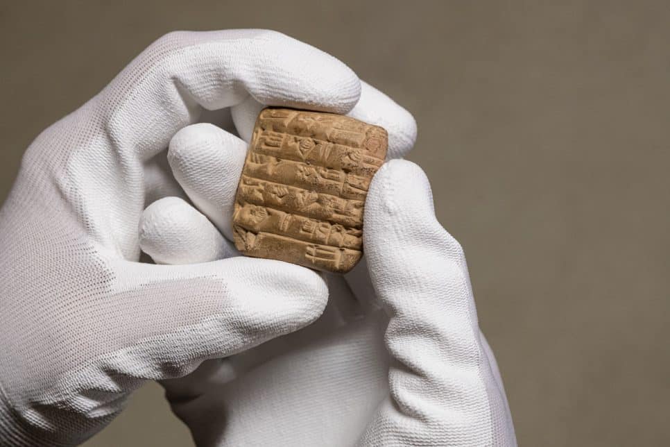 A inteligência artificial ajuda a entender a escrita cuneiforme