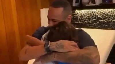 Imagem do post O filho de Marcelo realizou seu sonho de conhecer Neymar, ficando tão emocionado que chegou a chorar