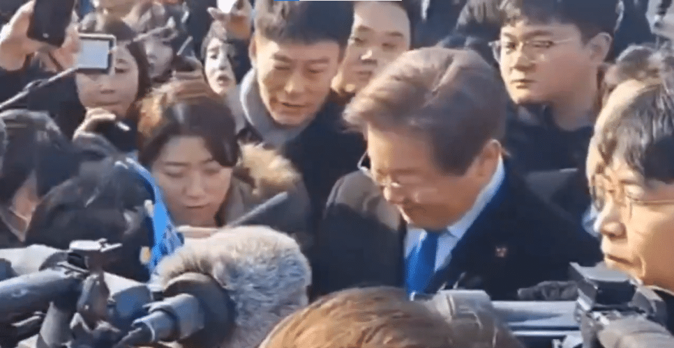 O líder da oposição da Coreia do Sul foi esfaqueado durante uma entrevista coletiva