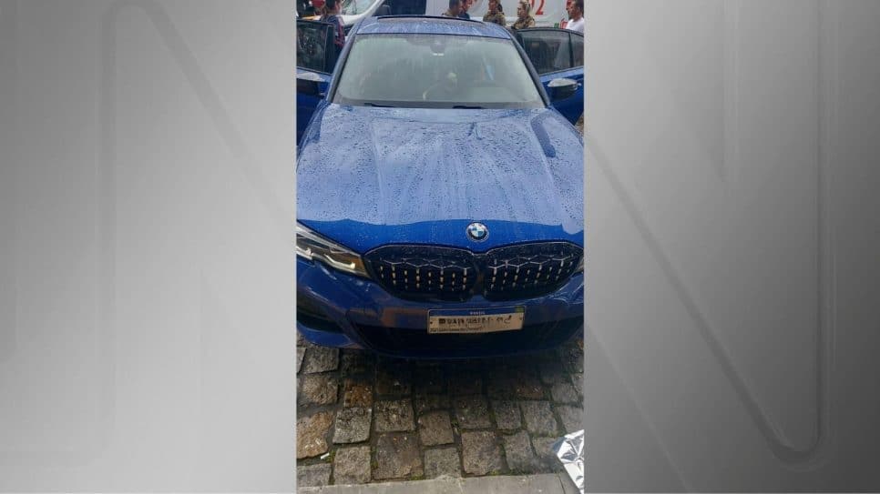 Quatro indivíduos foram encontrados mortos em um BMW em Balneário Camboriú