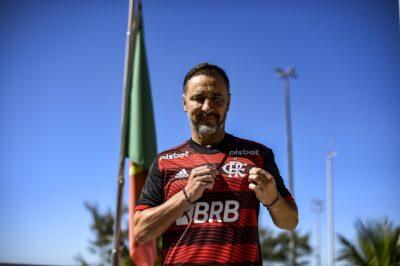 Vítor Pereira, ex-jogador do Flamengo e Corinthians, assina com um novo time