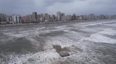 Imagem do post Fogos de artifício para o Reveillon caem na água após balsa virar em Praia Grande