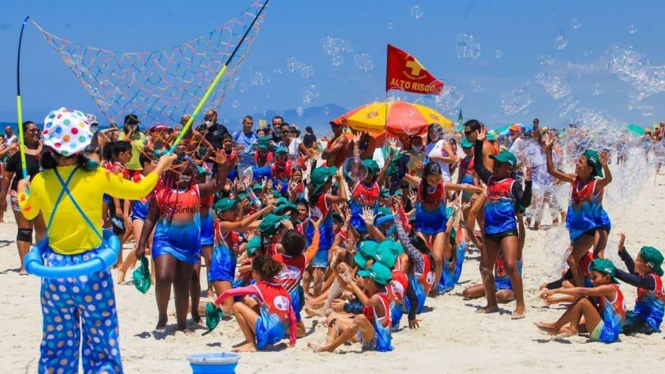 Inscrições para colônia de férias grátis nas praias do Rio são abertas pelos Bombeiros