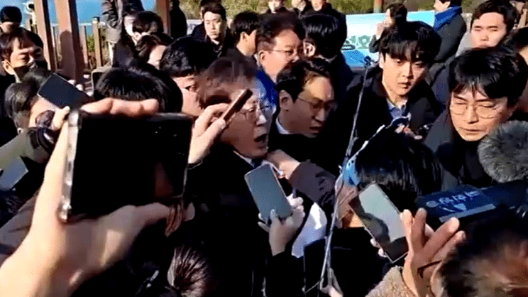 O chefe da oposição sul-coreana sai da UTI após ser esfaqueado, de acordo com o médico cirurgião