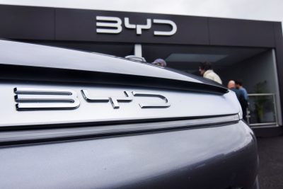 BYD está perto de superar a Tesla como a maior fabricante mundial de carros elétricos