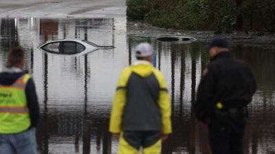 Mais de 900 mil pessoas na Califórnia estão sem energia devido a inundações