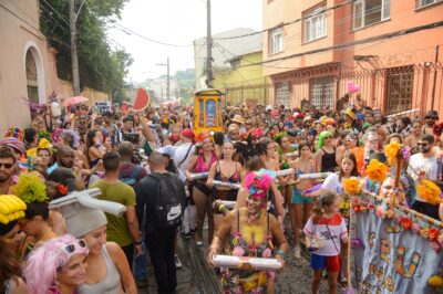 Antes do Carnaval: descubra os blocos de rua que passam por São Paulo e Rio de Janeiro neste domingo