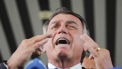 Ex-presidente Jair Bolsonaro durante coletiva após a 1ª Turma do STF decidir, por unanimidade, aceitar a denúncia da Procuradoria Geral da República contra Jair Bolsonaro (PL) e mais 7 pessoas por tentativa de golpe de Estado. Com isso, os 8 denunciados viram réus no Supremo. Bolsonaro visitou o gabinete do filho senador Flávio Bolsonaro, no Senado Federal. | Sérgio Lima/Poder360 - 26.mar.2025